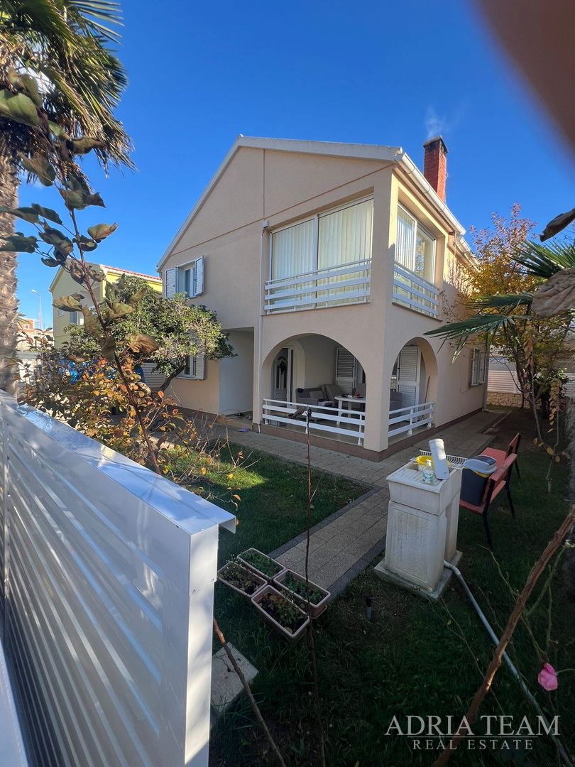 KUĆA S DVIJE STAMBENE JEDINICE, 50 m OD MORA - VIR, JUŽNA STRANA