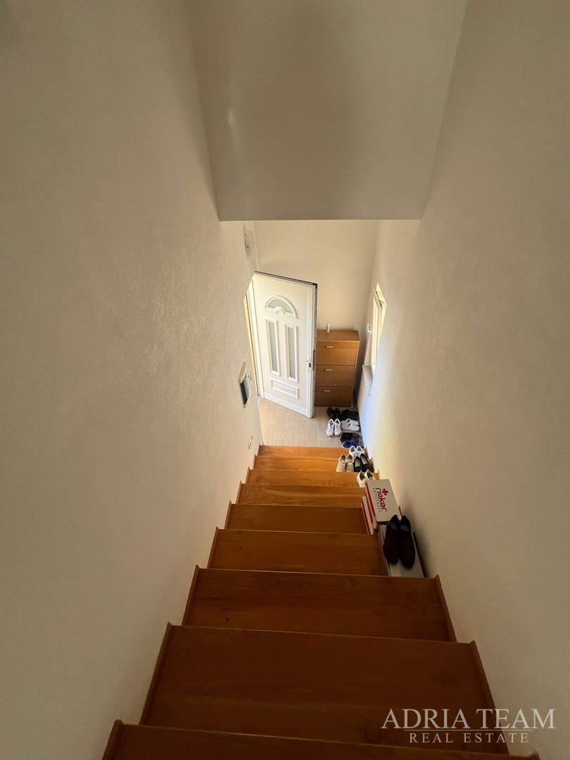 KUĆA S DVIJE STAMBENE JEDINICE, 50 m OD MORA - VIR, JUŽNA STRANA