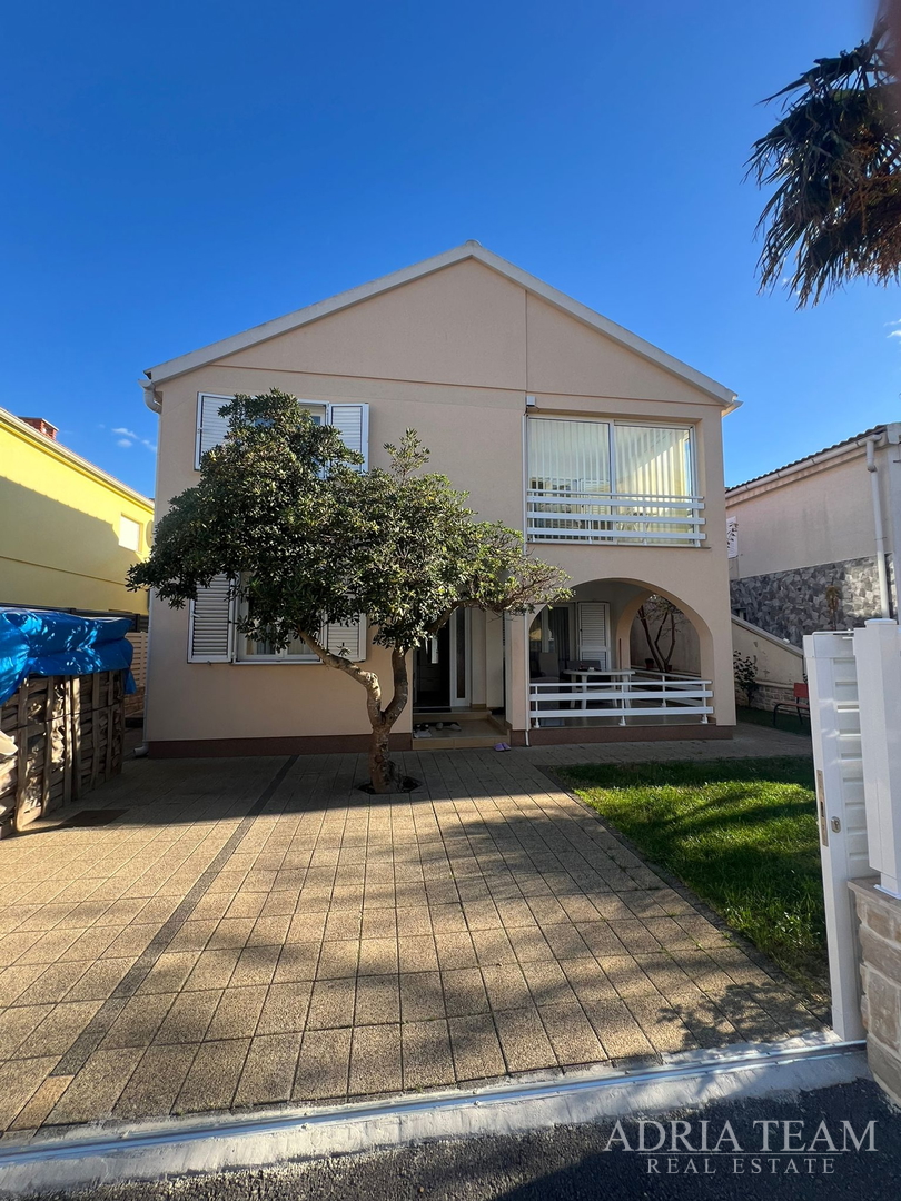 KUĆA S DVIJE STAMBENE JEDINICE, 50 m OD MORA - VIR, JUŽNA STRANA