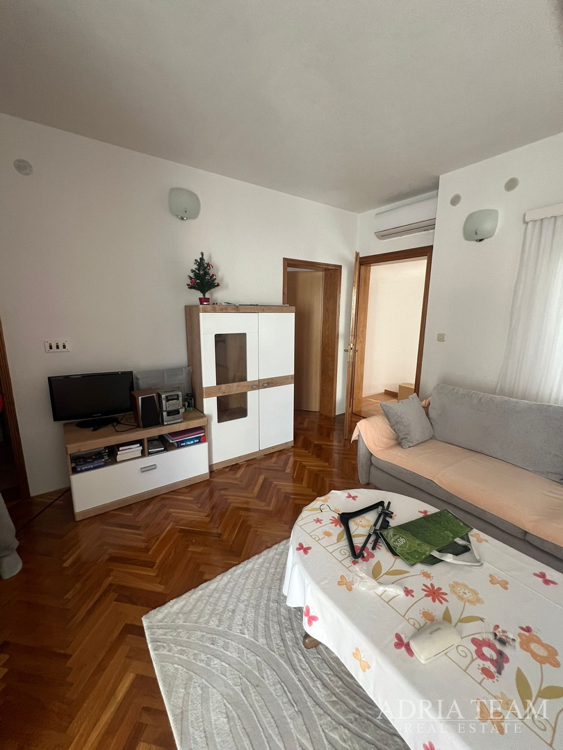 KUĆA S DVIJE STAMBENE JEDINICE, 50 m OD MORA - VIR, JUŽNA STRANA