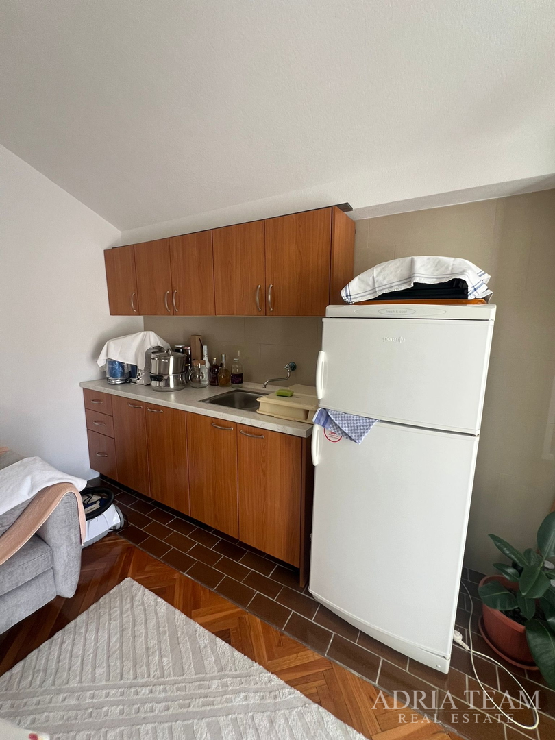 KUĆA S DVIJE STAMBENE JEDINICE, 50 m OD MORA - VIR, JUŽNA STRANA