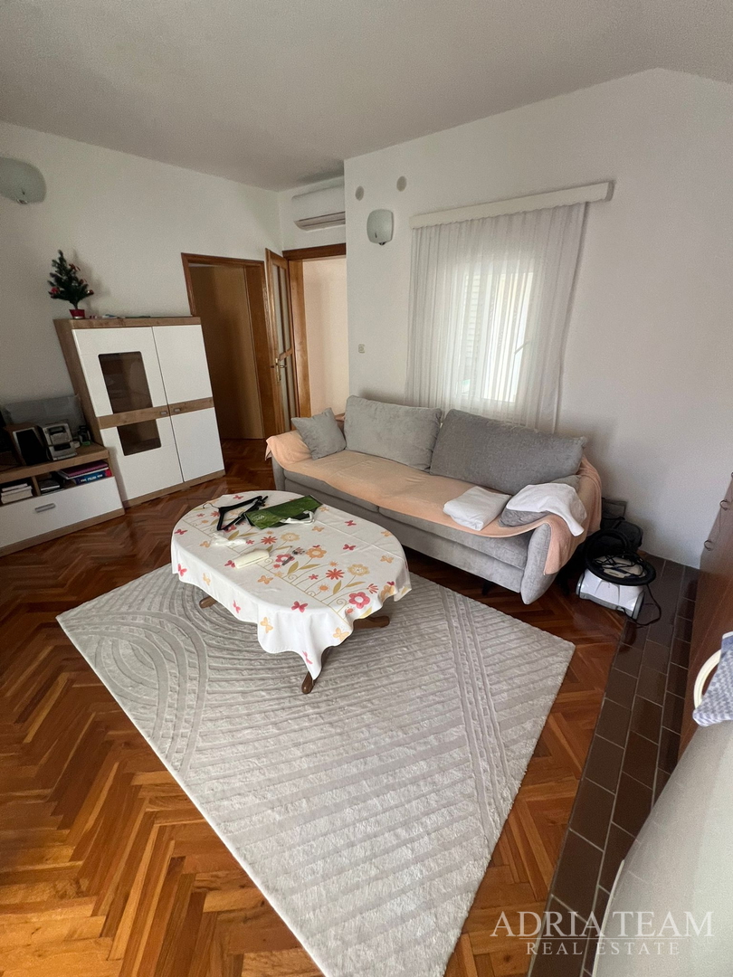 KUĆA S DVIJE STAMBENE JEDINICE, 50 m OD MORA - VIR, JUŽNA STRANA