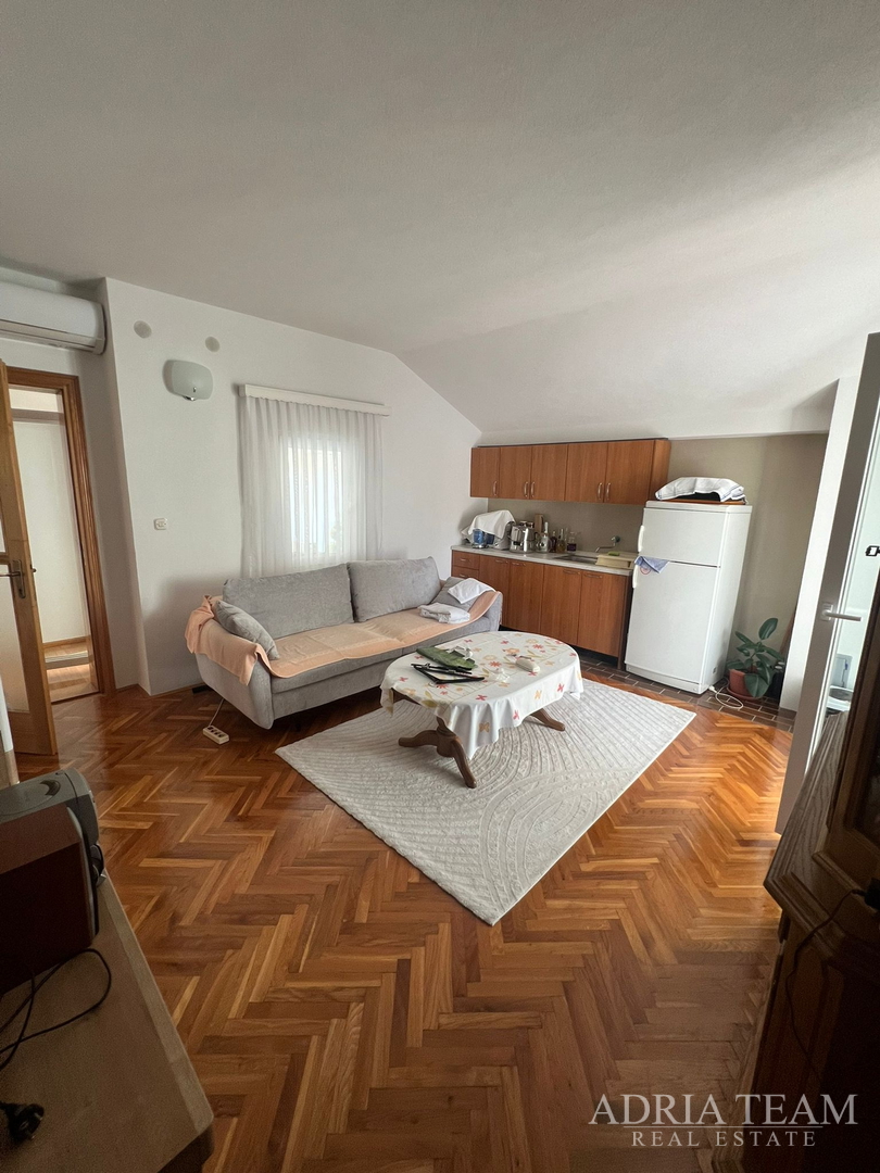 KUĆA S DVIJE STAMBENE JEDINICE, 50 m OD MORA - VIR, JUŽNA STRANA