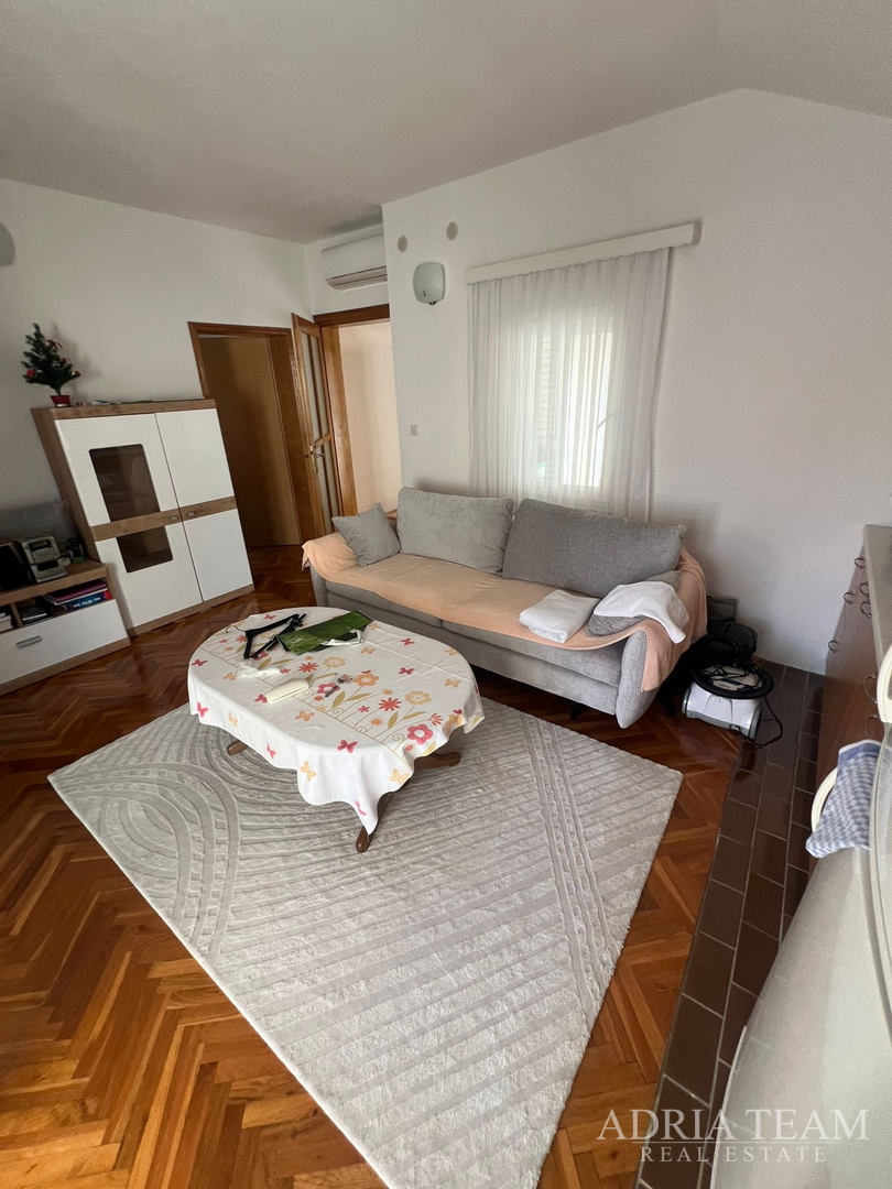 KUĆA S DVIJE STAMBENE JEDINICE, 50 m OD MORA - VIR, JUŽNA STRANA