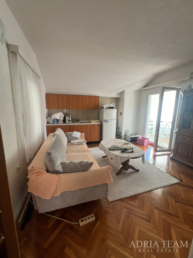 KUĆA S DVIJE STAMBENE JEDINICE, 50 m OD MORA - VIR, JUŽNA STRANA