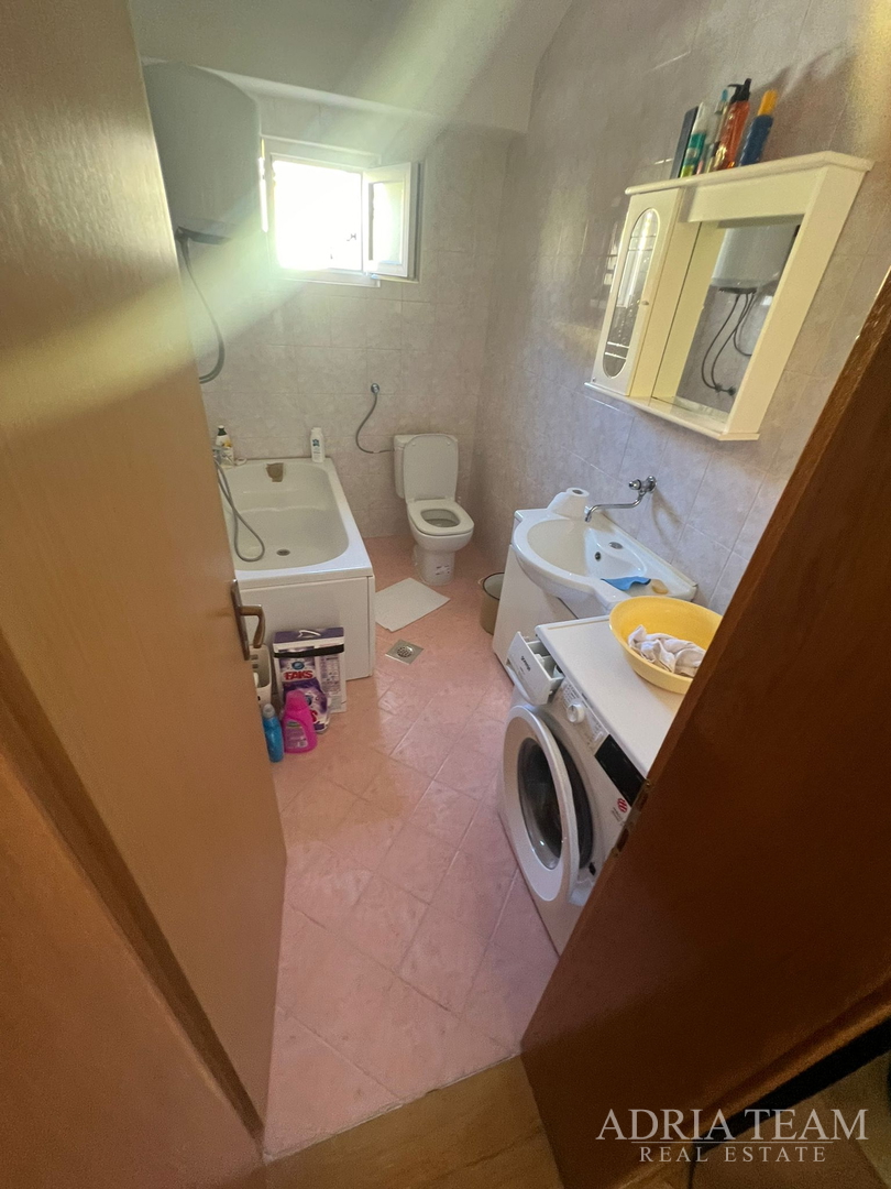 KUĆA S DVIJE STAMBENE JEDINICE, 50 m OD MORA - VIR, JUŽNA STRANA