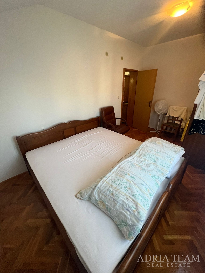 KUĆA S DVIJE STAMBENE JEDINICE, 50 m OD MORA - VIR, JUŽNA STRANA