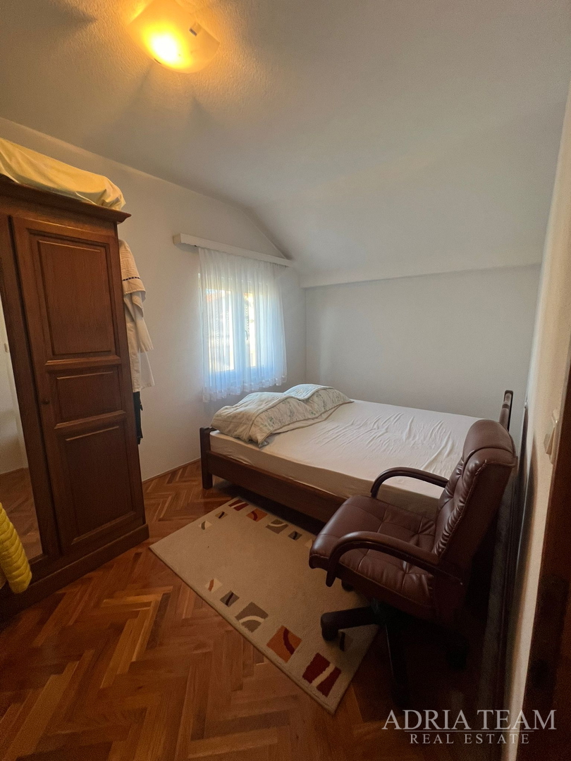 KUĆA S DVIJE STAMBENE JEDINICE, 50 m OD MORA - VIR, JUŽNA STRANA