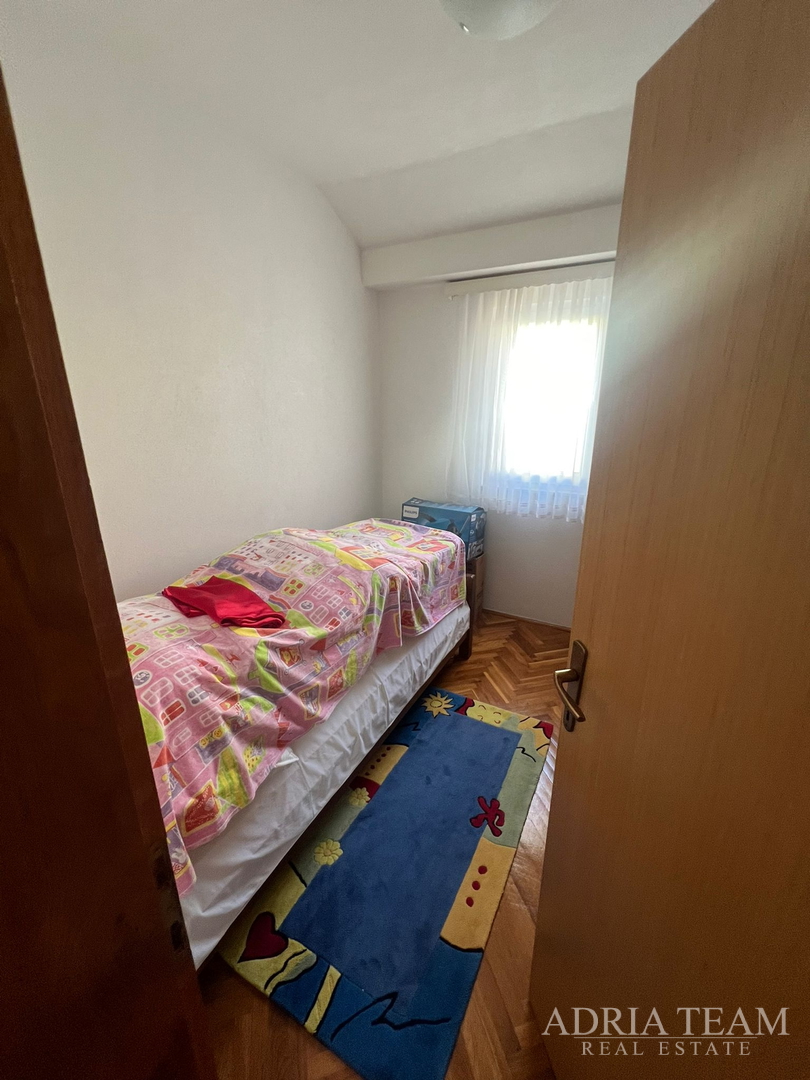 KUĆA S DVIJE STAMBENE JEDINICE, 50 m OD MORA - VIR, JUŽNA STRANA