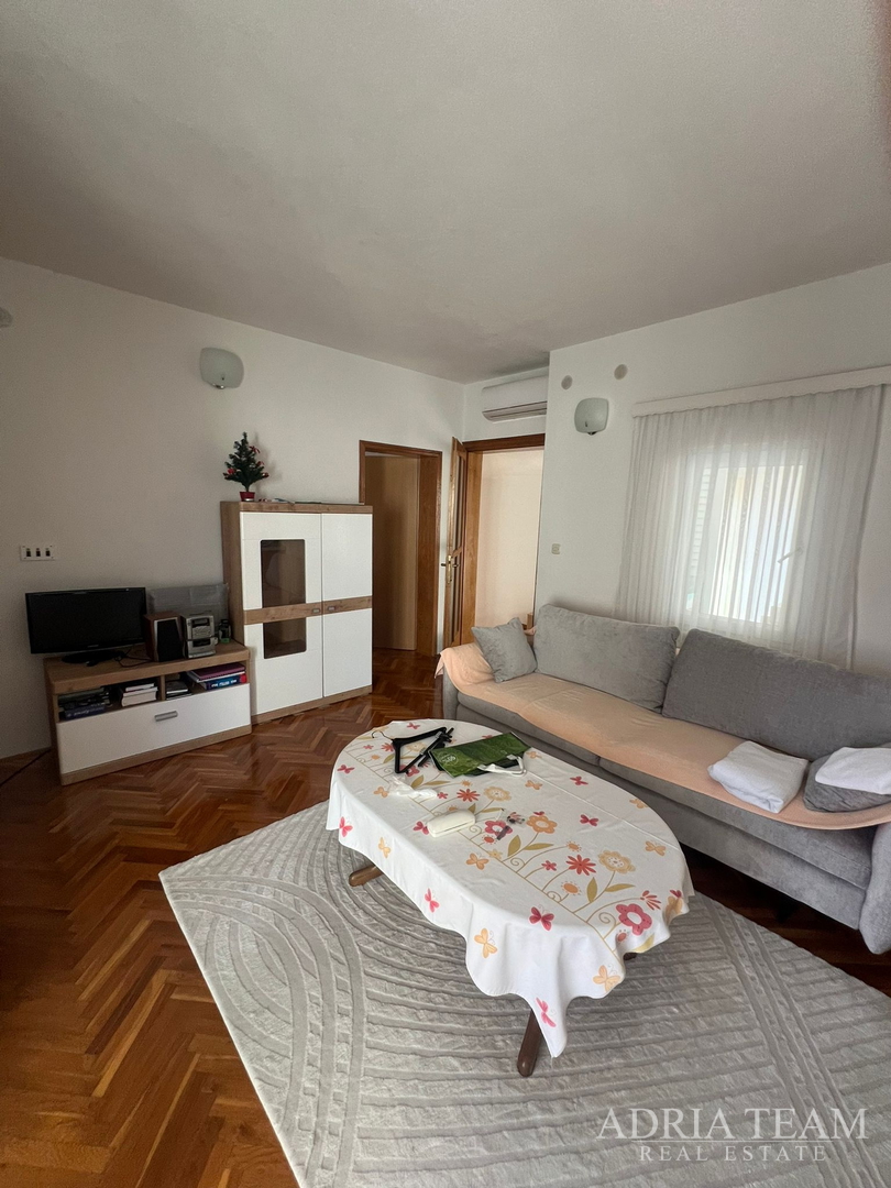 KUĆA S DVIJE STAMBENE JEDINICE, 50 m OD MORA - VIR, JUŽNA STRANA