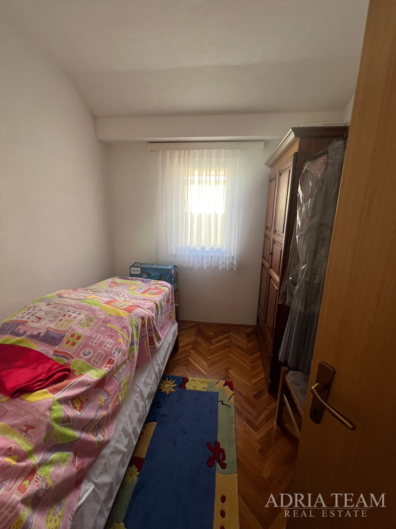 KUĆA S DVIJE STAMBENE JEDINICE, 50 m OD MORA - VIR, JUŽNA STRANA