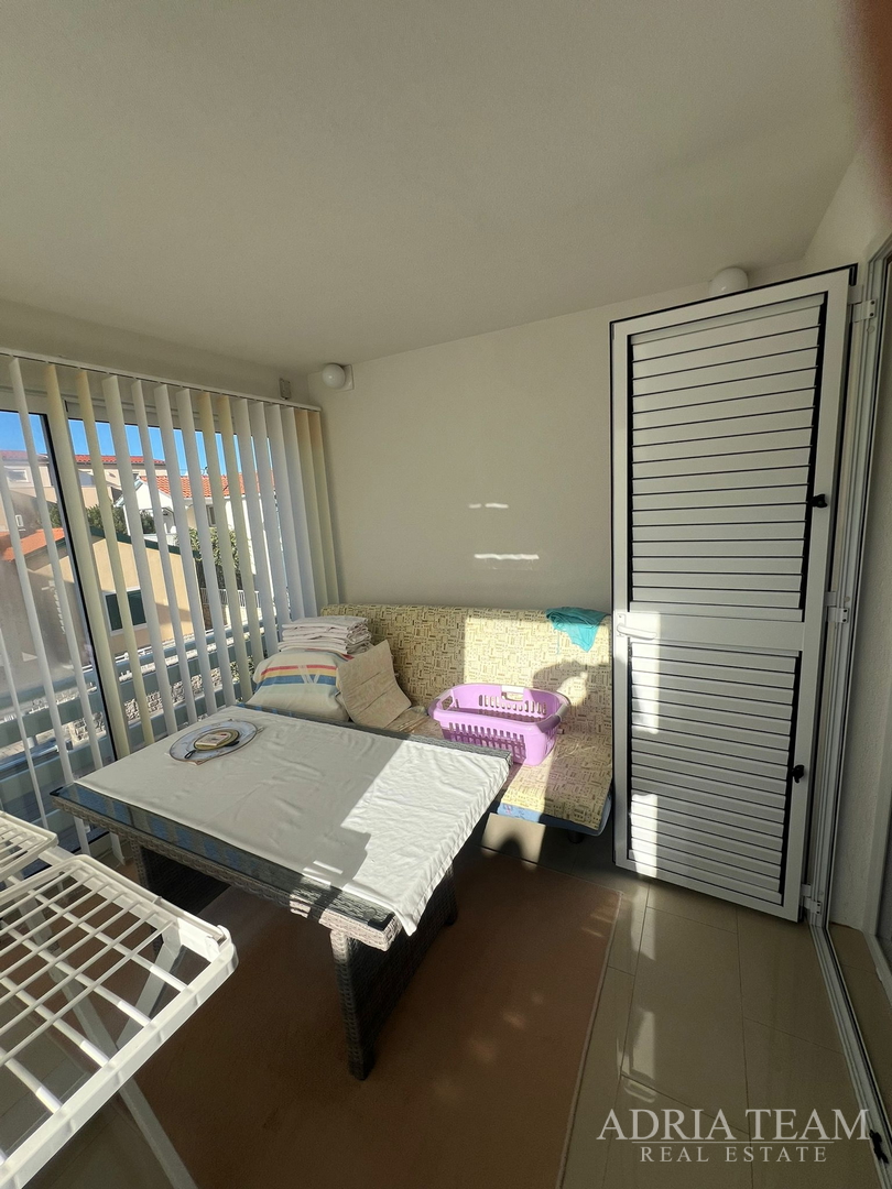 KUĆA S DVIJE STAMBENE JEDINICE, 50 m OD MORA - VIR, JUŽNA STRANA