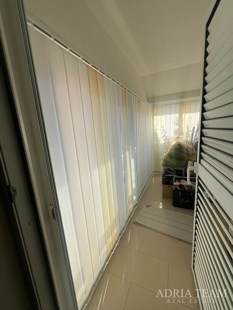 KUĆA S DVIJE STAMBENE JEDINICE, 50 m OD MORA - VIR, JUŽNA STRANA