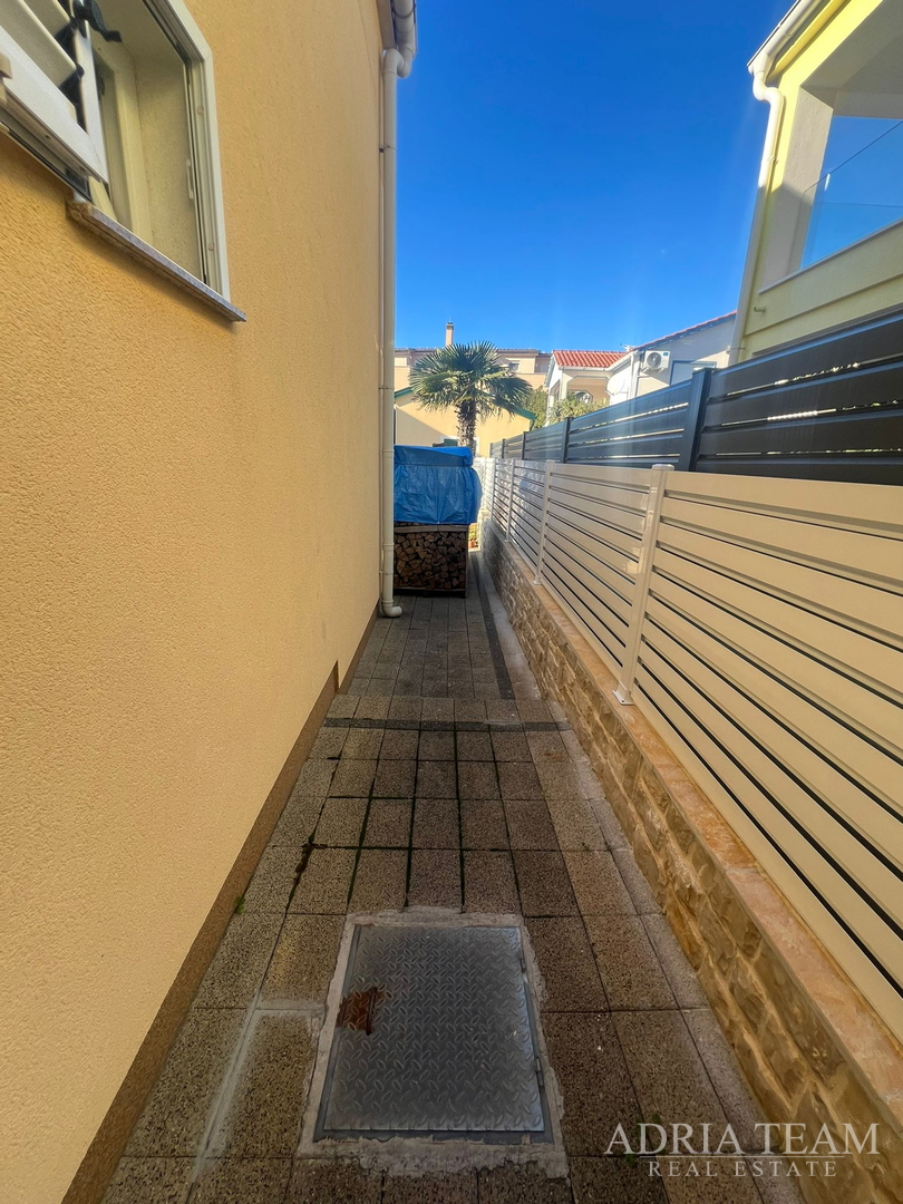 KUĆA S DVIJE STAMBENE JEDINICE, 50 m OD MORA - VIR, JUŽNA STRANA