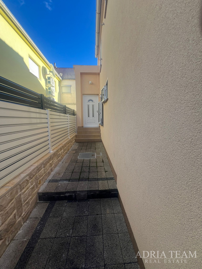 KUĆA S DVIJE STAMBENE JEDINICE, 50 m OD MORA - VIR, JUŽNA STRANA