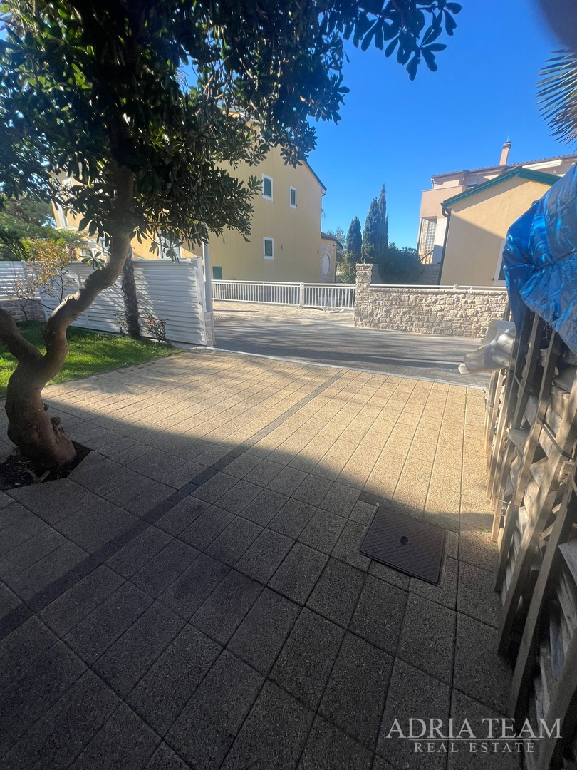 KUĆA S DVIJE STAMBENE JEDINICE, 50 m OD MORA - VIR, JUŽNA STRANA