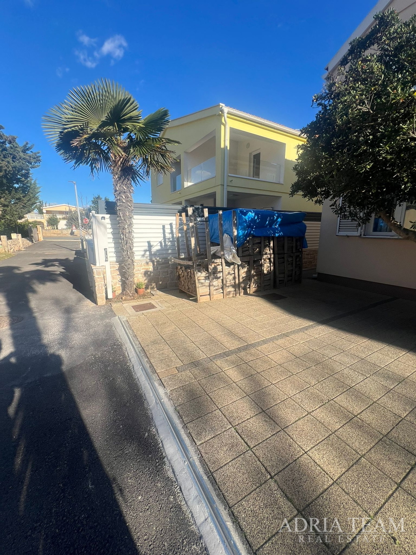 KUĆA S DVIJE STAMBENE JEDINICE, 50 m OD MORA - VIR, JUŽNA STRANA