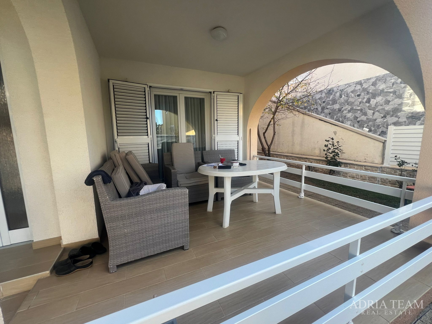 KUĆA S DVIJE STAMBENE JEDINICE, 50 m OD MORA - VIR, JUŽNA STRANA