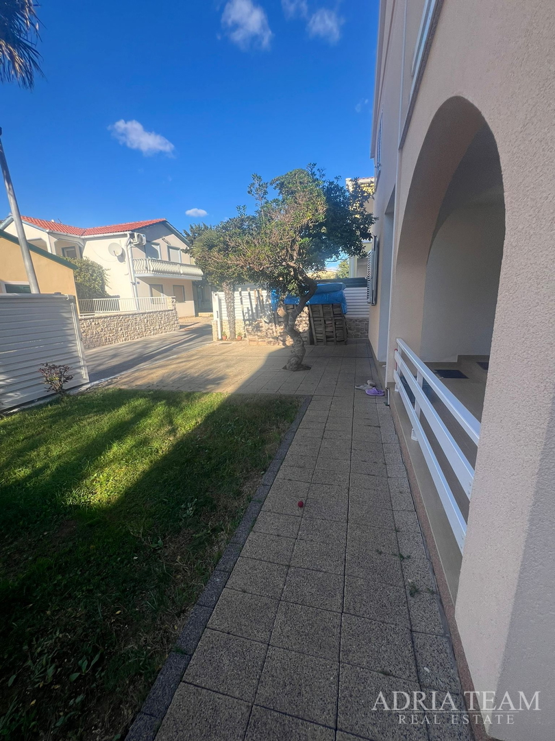 KUĆA S DVIJE STAMBENE JEDINICE, 50 m OD MORA - VIR, JUŽNA STRANA