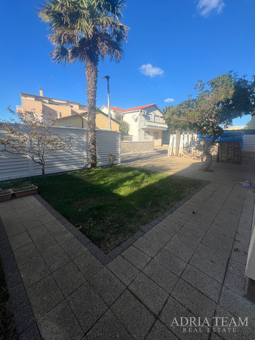 KUĆA S DVIJE STAMBENE JEDINICE, 50 m OD MORA - VIR, JUŽNA STRANA