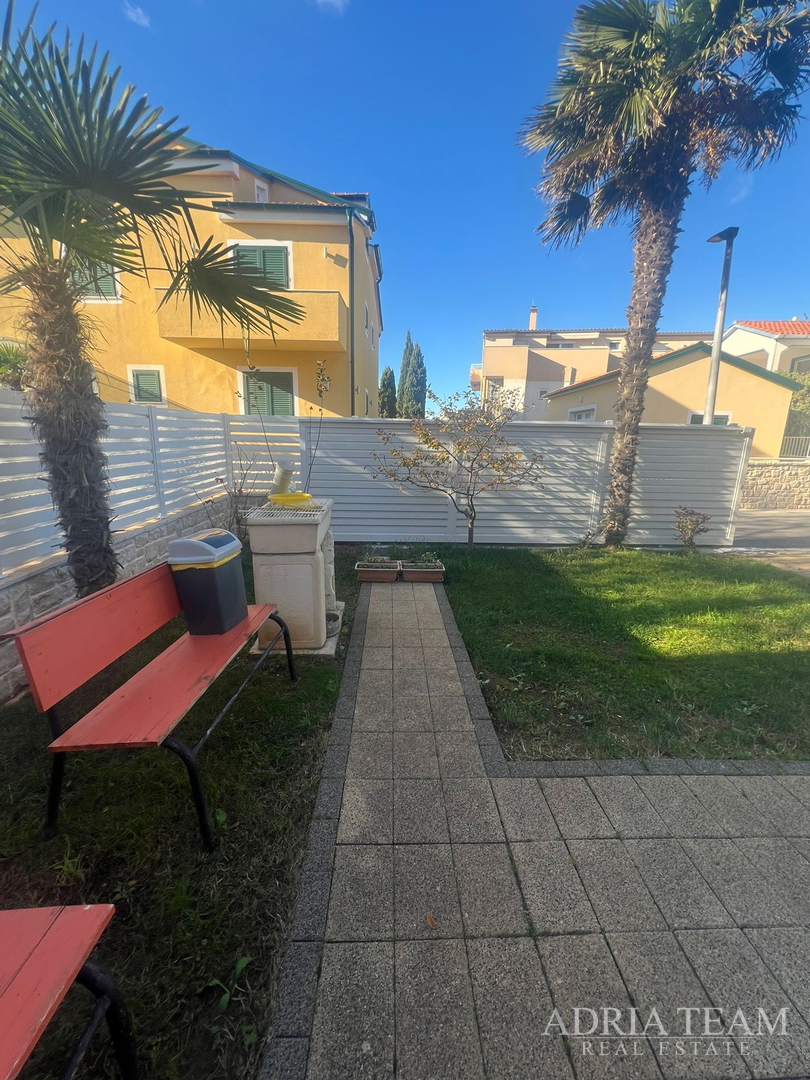 KUĆA S DVIJE STAMBENE JEDINICE, 50 m OD MORA - VIR, JUŽNA STRANA