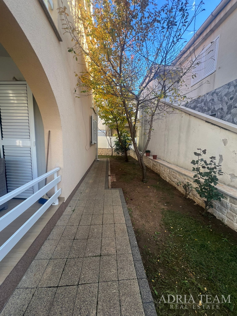 KUĆA S DVIJE STAMBENE JEDINICE, 50 m OD MORA - VIR, JUŽNA STRANA