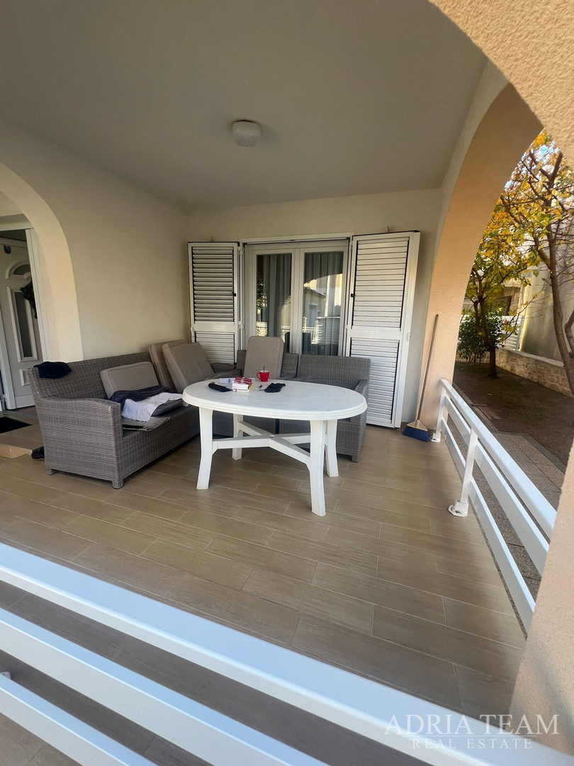 KUĆA S DVIJE STAMBENE JEDINICE, 50 m OD MORA - VIR, JUŽNA STRANA