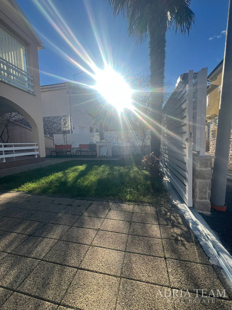 KUĆA S DVIJE STAMBENE JEDINICE, 50 m OD MORA - VIR, JUŽNA STRANA