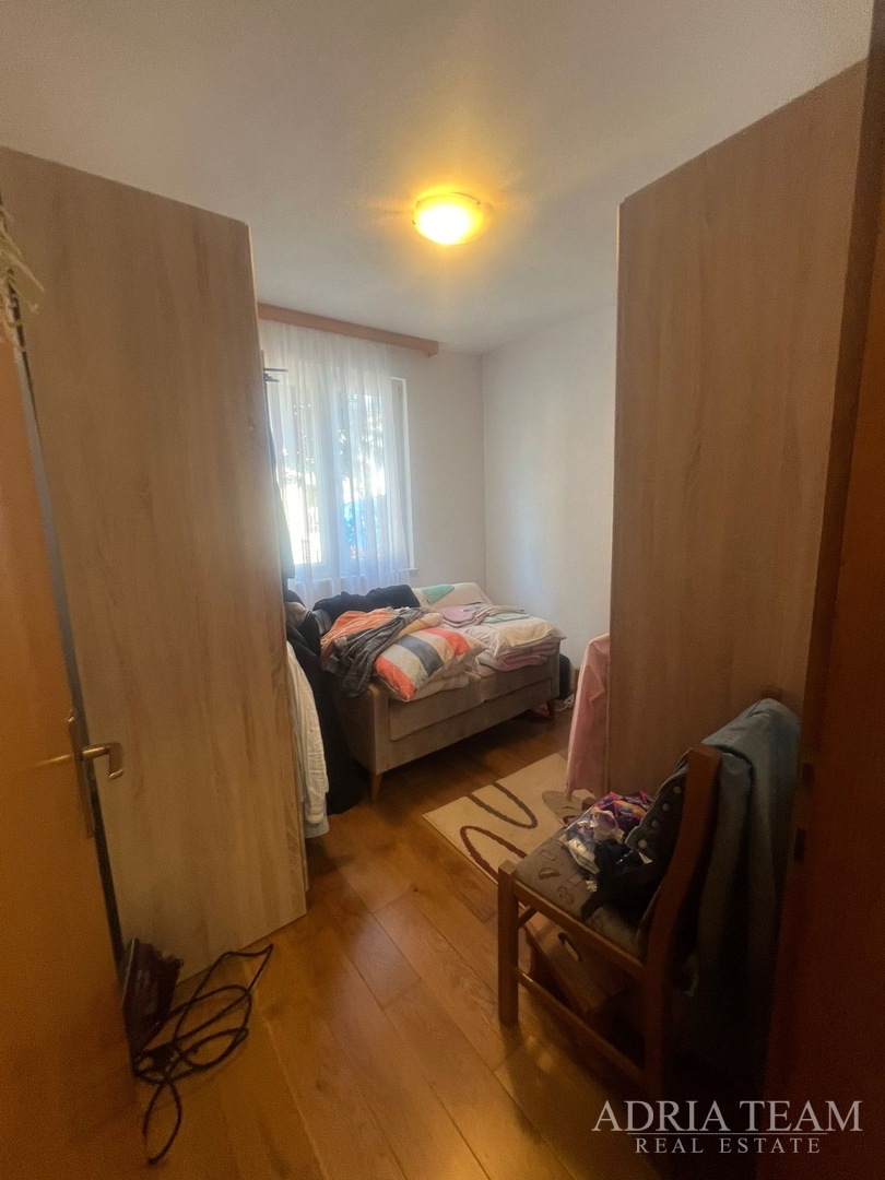 KUĆA S DVIJE STAMBENE JEDINICE, 50 m OD MORA - VIR, JUŽNA STRANA