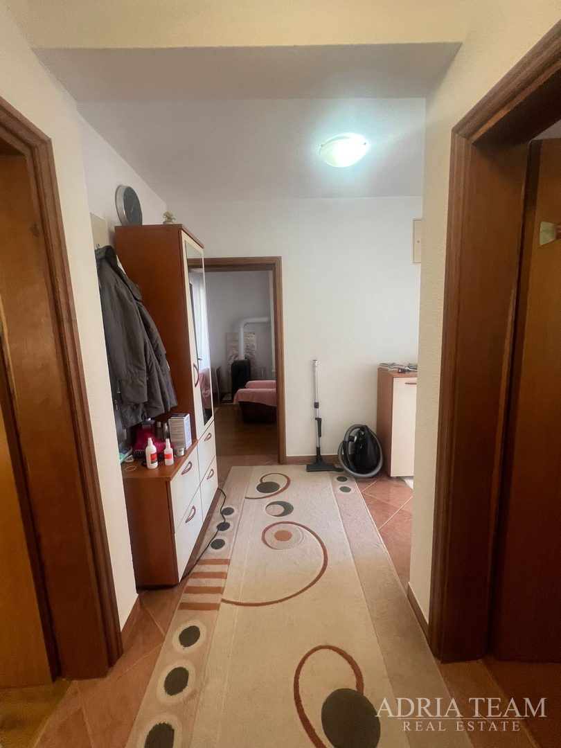 KUĆA S DVIJE STAMBENE JEDINICE, 50 m OD MORA - VIR, JUŽNA STRANA