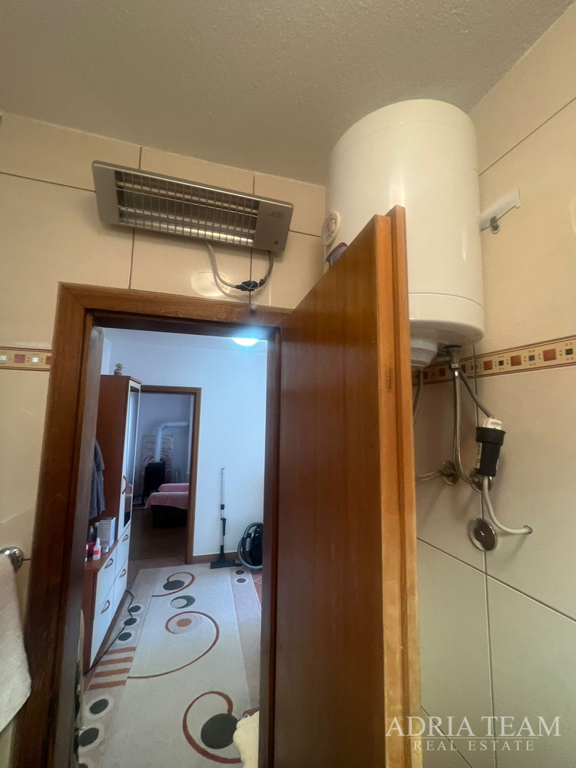 KUĆA S DVIJE STAMBENE JEDINICE, 50 m OD MORA - VIR, JUŽNA STRANA