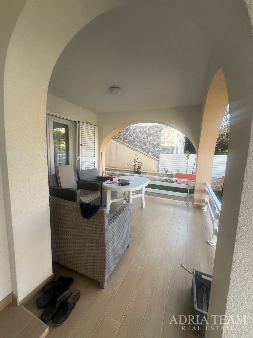 KUĆA S DVIJE STAMBENE JEDINICE, 50 m OD MORA - VIR, JUŽNA STRANA