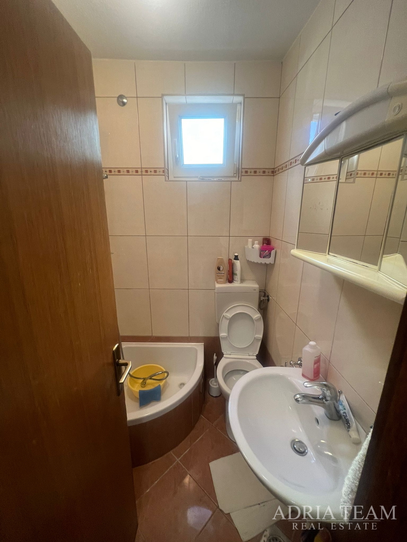 KUĆA S DVIJE STAMBENE JEDINICE, 50 m OD MORA - VIR, JUŽNA STRANA