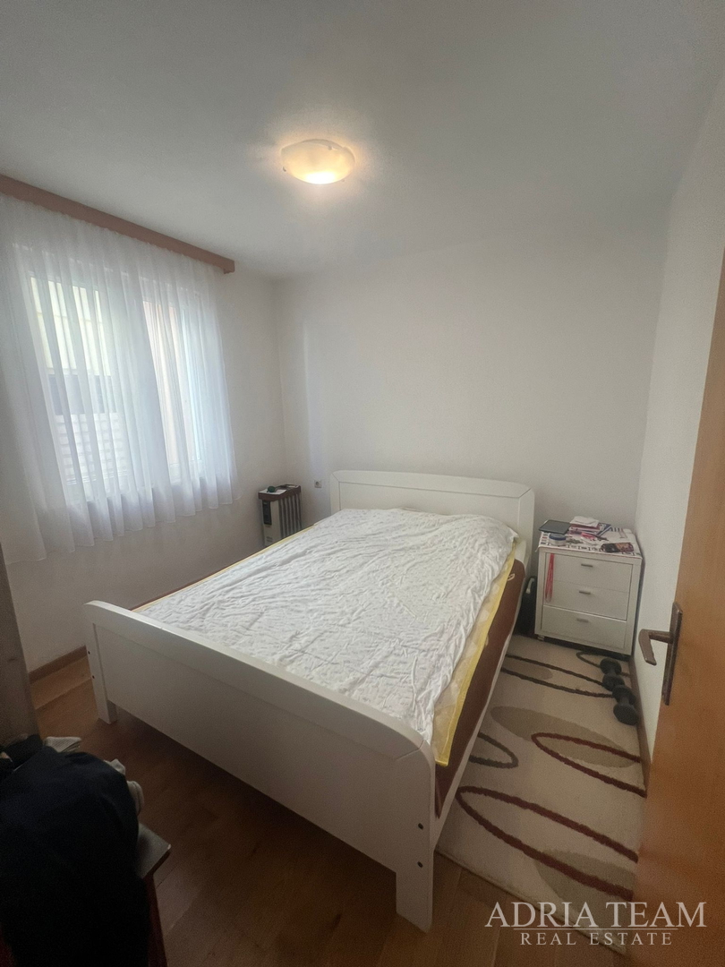 KUĆA S DVIJE STAMBENE JEDINICE, 50 m OD MORA - VIR, JUŽNA STRANA