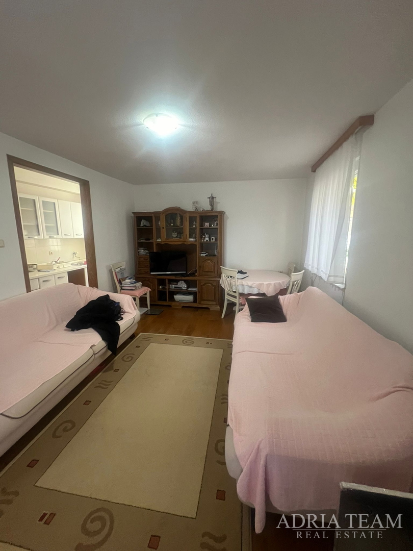 KUĆA S DVIJE STAMBENE JEDINICE, 50 m OD MORA - VIR, JUŽNA STRANA