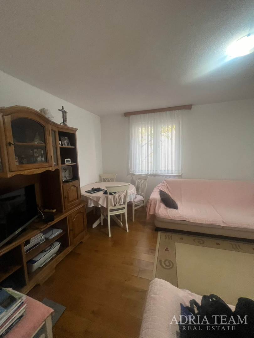 KUĆA S DVIJE STAMBENE JEDINICE, 50 m OD MORA - VIR, JUŽNA STRANA