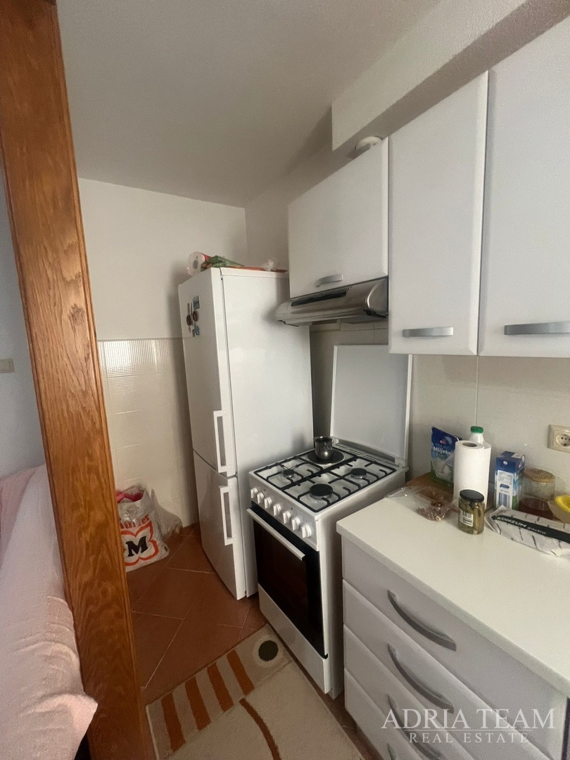 KUĆA S DVIJE STAMBENE JEDINICE, 50 m OD MORA - VIR, JUŽNA STRANA