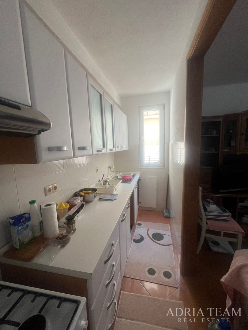 KUĆA S DVIJE STAMBENE JEDINICE, 50 m OD MORA - VIR, JUŽNA STRANA