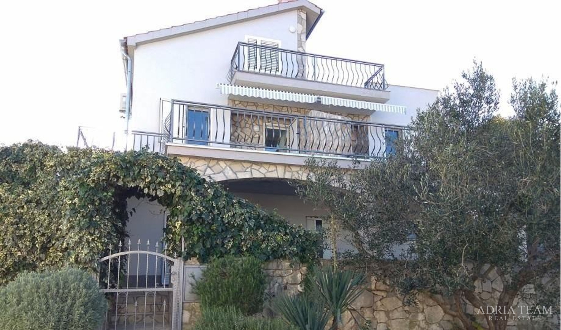 SAMOSTOJEĆA KUĆA SA 7 APARTMANA, 100 m OD MORA I PLAŽE, ŠTOMORSKA - ŠOLTA