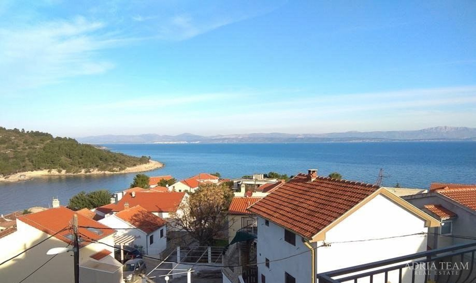 SAMOSTOJEĆA KUĆA SA 7 APARTMANA, 100 m OD MORA I PLAŽE, ŠTOMORSKA - ŠOLTA