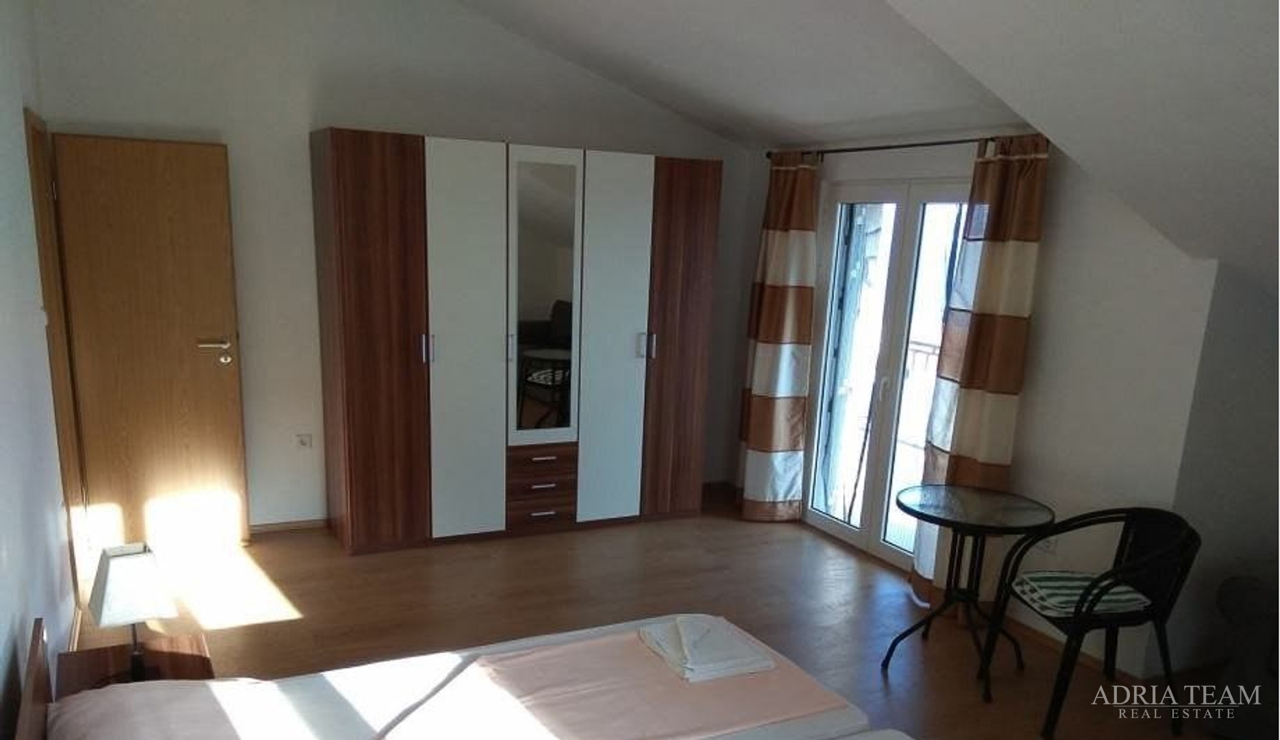 SAMOSTOJEĆA KUĆA SA 7 APARTMANA, 100 m OD MORA I PLAŽE, ŠTOMORSKA - ŠOLTA