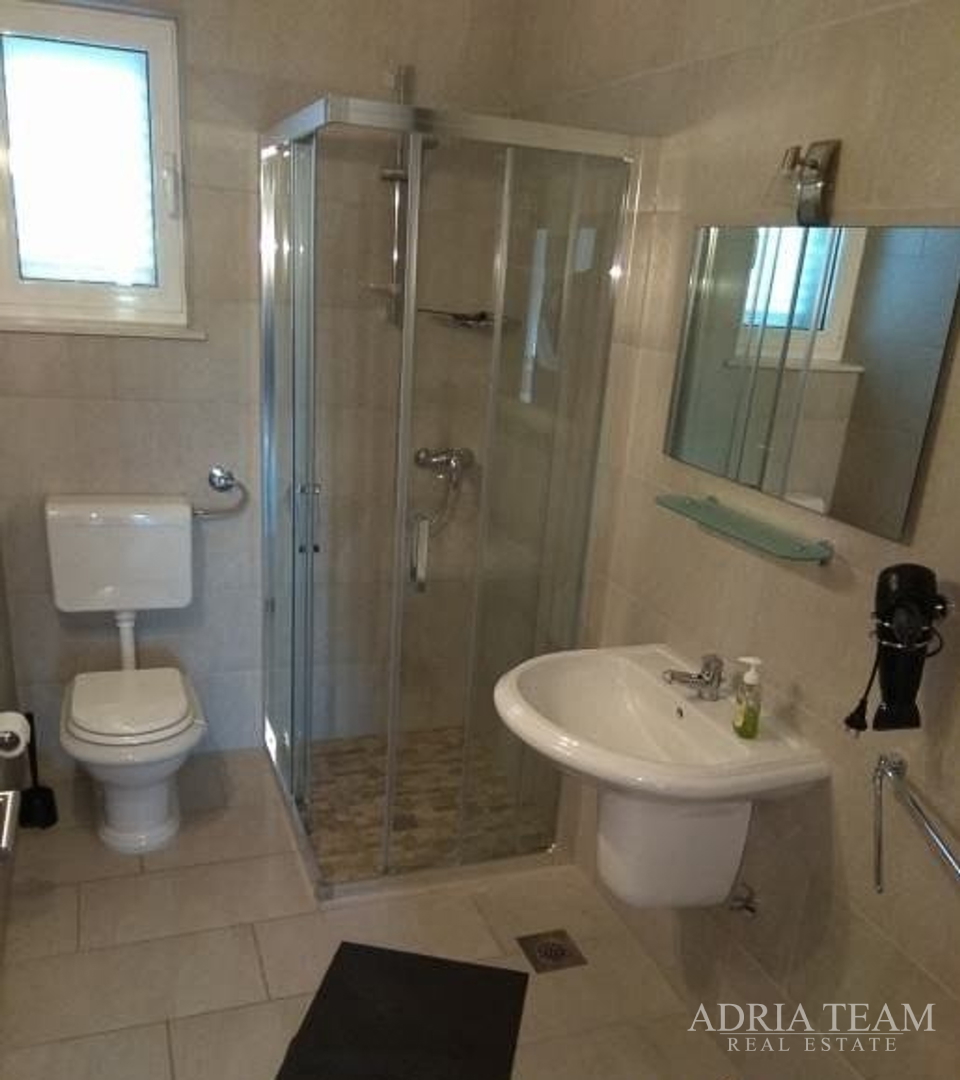 SAMOSTOJEĆA KUĆA SA 7 APARTMANA, 100 m OD MORA I PLAŽE, ŠTOMORSKA - ŠOLTA