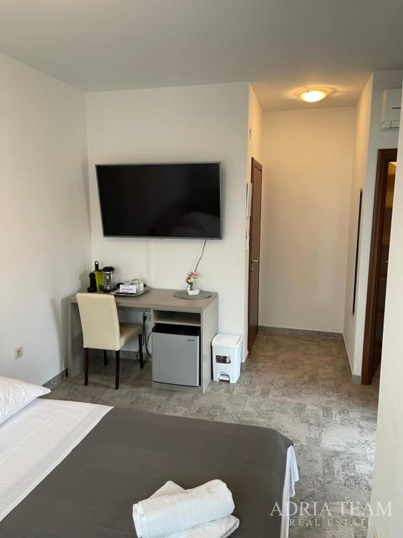 VILA S BAZENOM I POGLEDOM NA MORE, 600 m OD MORA, PRIVLAKA - ZADAR