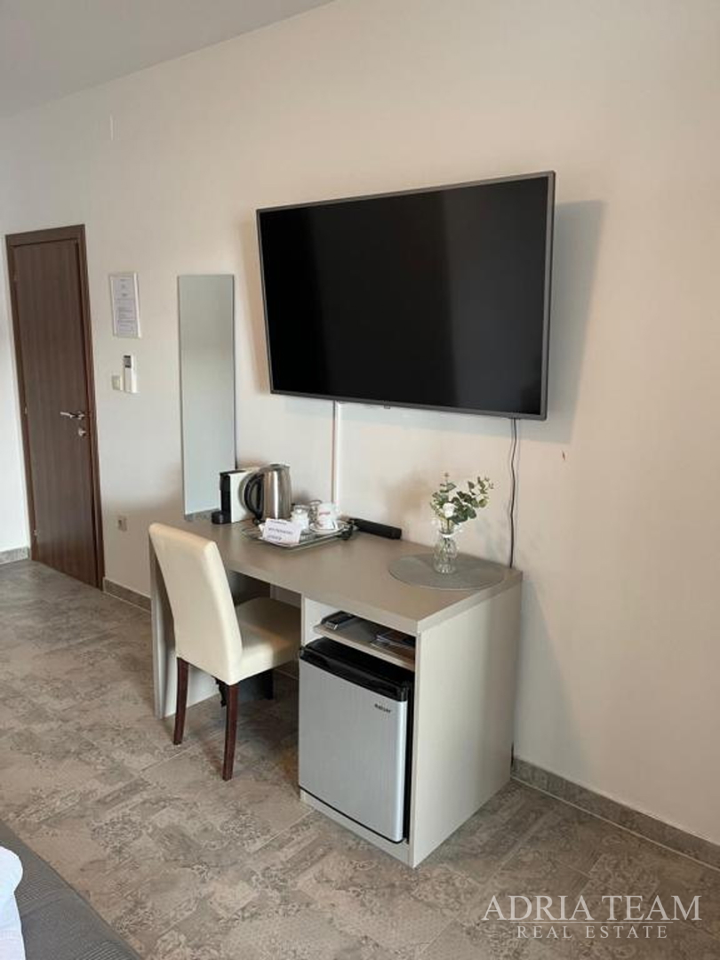 VILA S BAZENOM I POGLEDOM NA MORE, 600 m OD MORA, PRIVLAKA - ZADAR