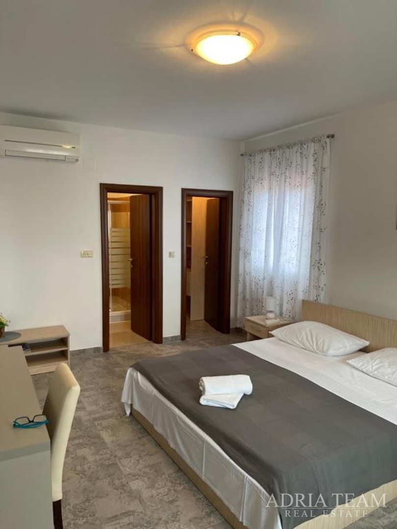 VILA S BAZENOM I POGLEDOM NA MORE, 600 m OD MORA, PRIVLAKA - ZADAR