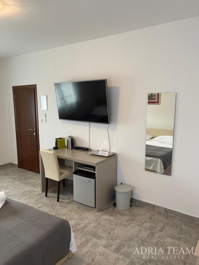 VILA S BAZENOM I POGLEDOM NA MORE, 600 m OD MORA, PRIVLAKA - ZADAR