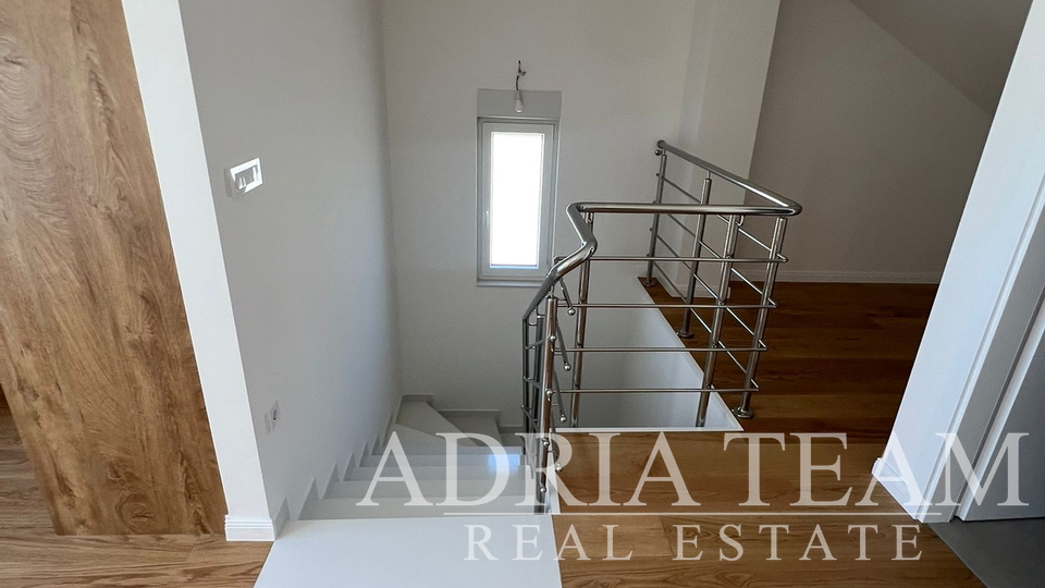 NOVO U PONUDI! PROLJETNA AKCIJA! APARTMANI S POGLEDOM NA MORE, 70 m OD MORA, POVLJANA - PAG