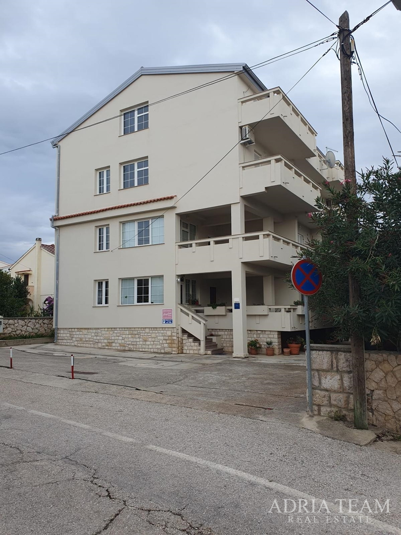 KUĆA S DESET STAMBENIH JEDINICA BLIZU CENTRA S POGLEDOM NA MORE - NOVALJA, PAG