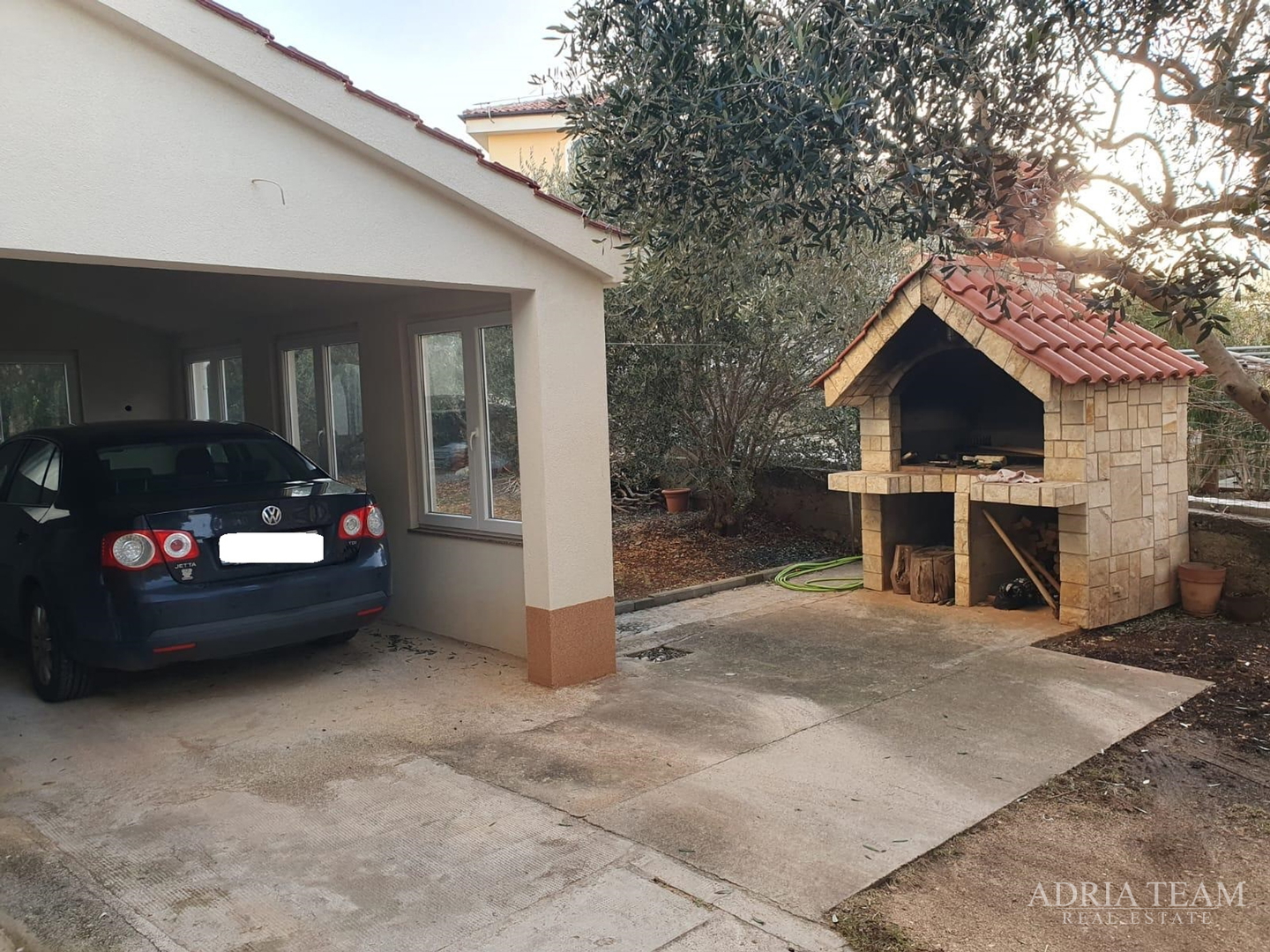 KUĆA S DESET STAMBENIH JEDINICA BLIZU CENTRA S POGLEDOM NA MORE - NOVALJA, PAG