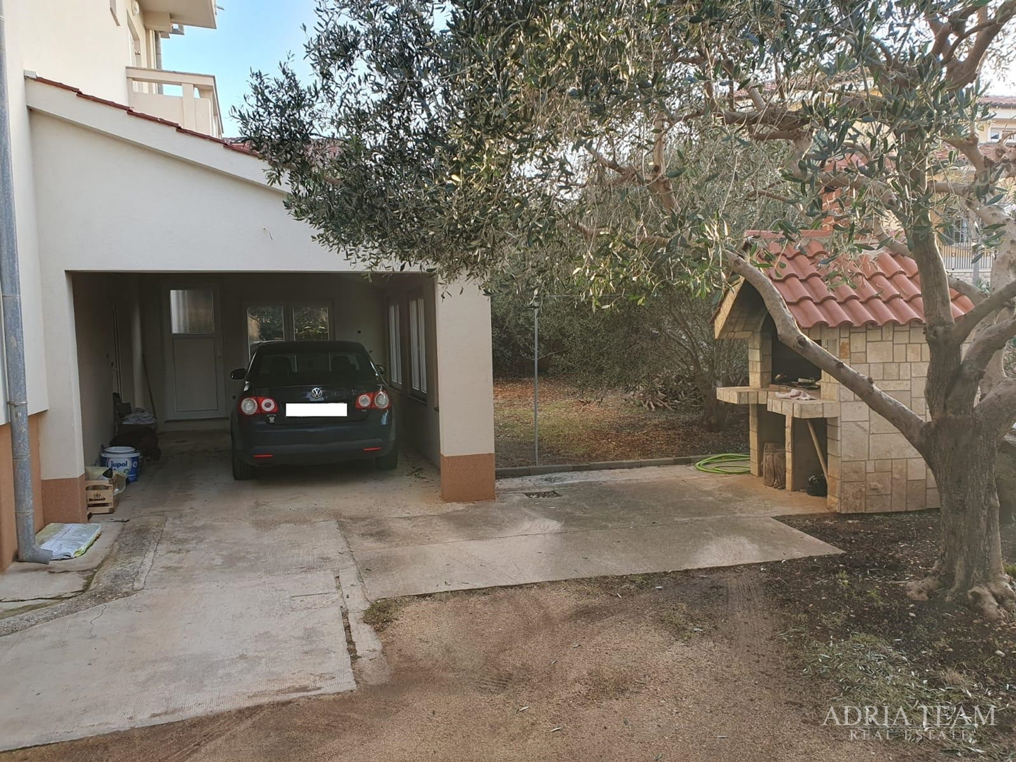 KUĆA S DESET STAMBENIH JEDINICA BLIZU CENTRA S POGLEDOM NA MORE - NOVALJA, PAG